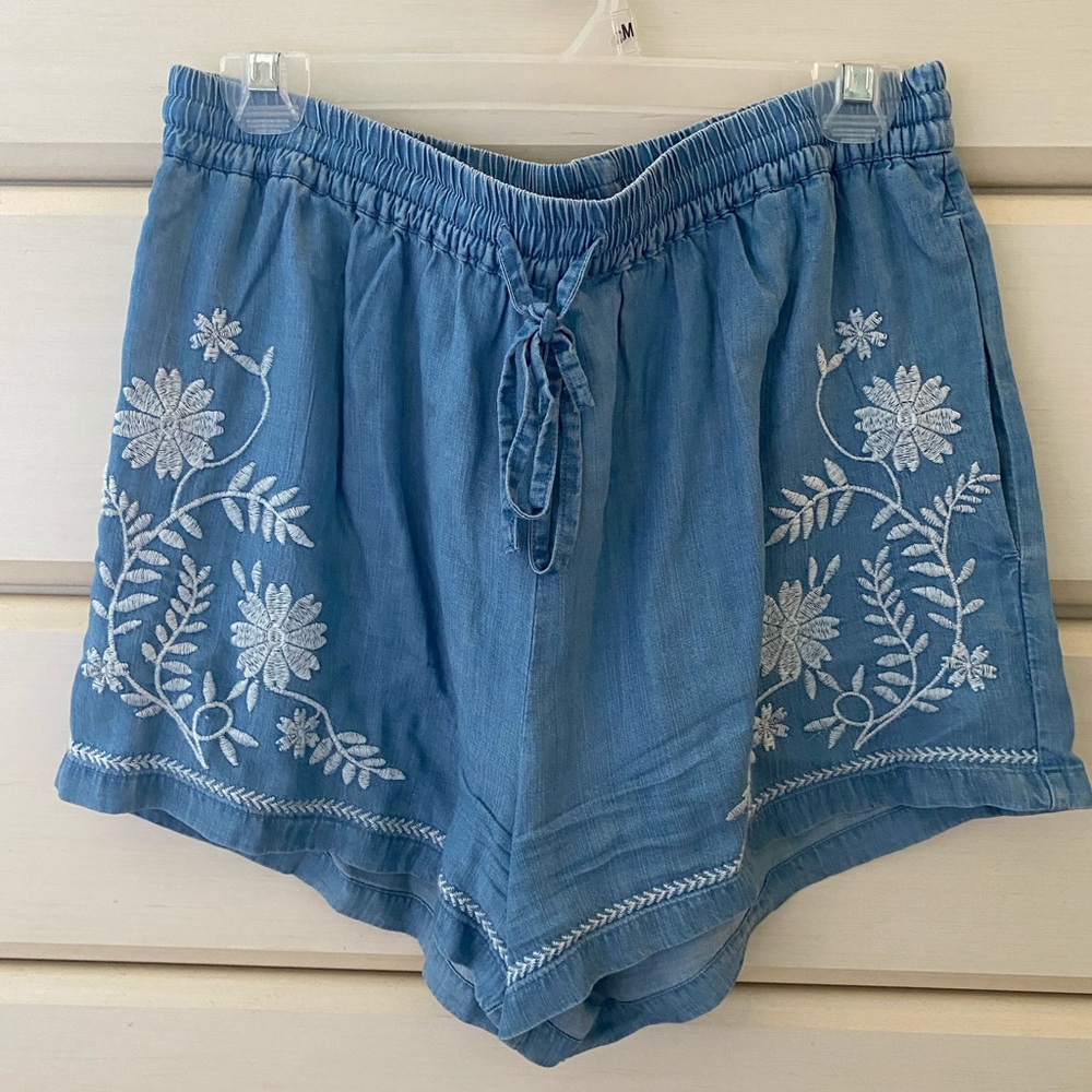 Chambray denim flower detailed shorts